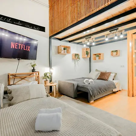 Wellness Wonderland: Garden, Sauna, Jacuzzi In Cbd Apartment