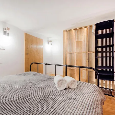 Wellness Wonderland: Garden, Sauna, Jacuzzi In Cbd Apartment *