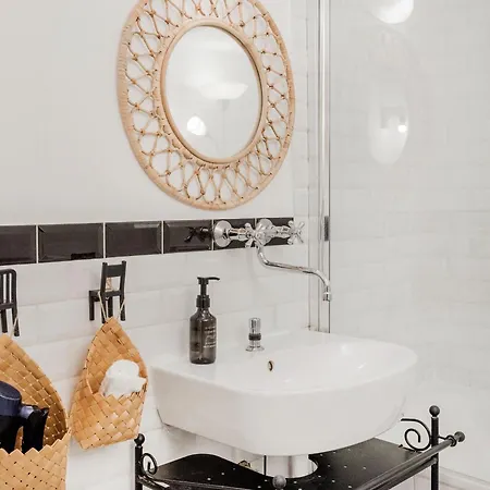 Wellness Wonderland: Garden, Sauna, Jacuzzi In Cbd Apartment *