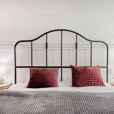 Wellness Wonderland: Garden, Sauna, Jacuzzi In Cbd Apartment