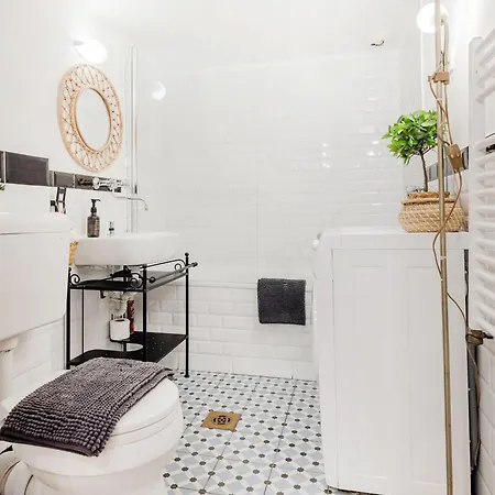 Wellness Wonderland: Garden, Sauna, Jacuzzi In Cbd * Budapest