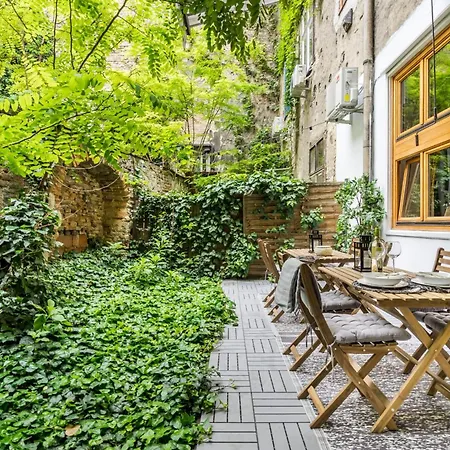 Apartment Wellness Wonderland: Garden, Sauna, Jacuzzi In Cbd *