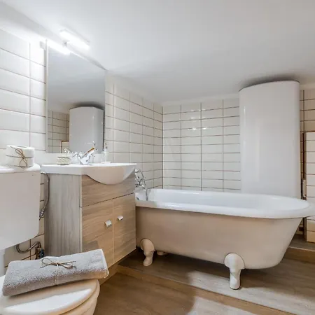 Wellness Wonderland: Garden, Sauna, Jacuzzi In Cbd Budapest