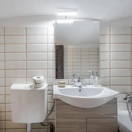 Wellness Wonderland: Garden, Sauna, Jacuzzi In Cbd Apartment